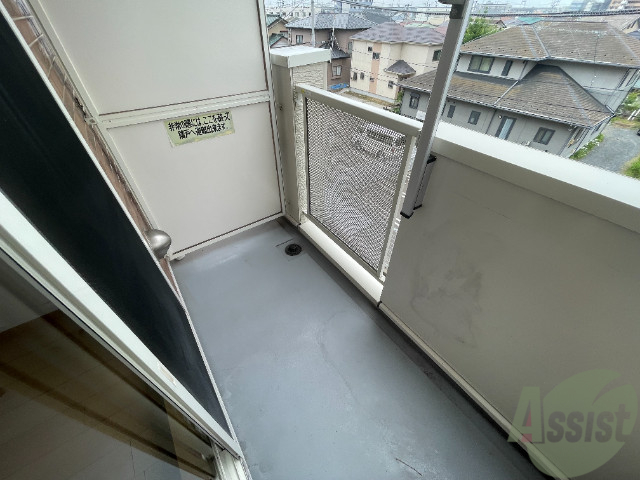 バルコニー　バルコニーです、広く洗濯物がはかどりそうですね！