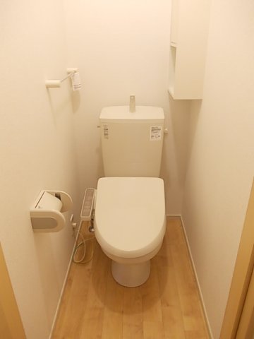 トイレ　落ち着いた色調のトイレです