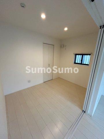 その他部屋・スペース　開放的な寝室です