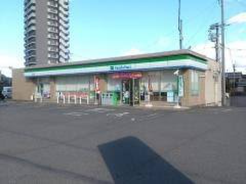 コンビニ　ファミリーマート（コンビニ）まで172m