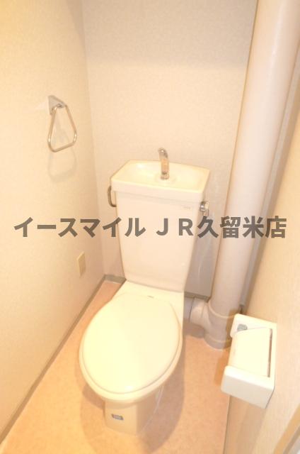 トイレ　落ち着いた色調のトイレです