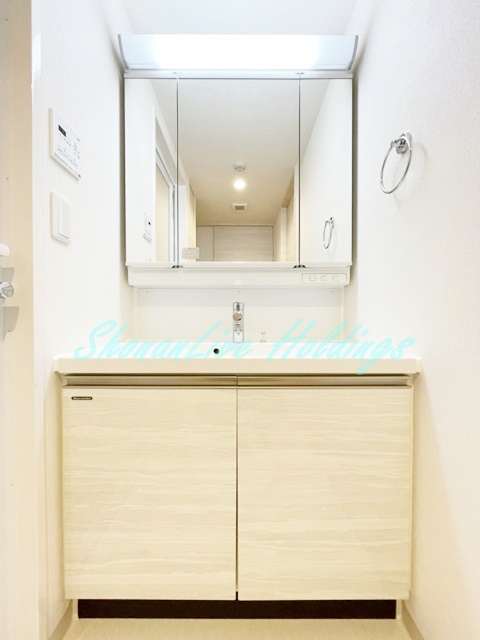 洗面設備　明るい洗面所です