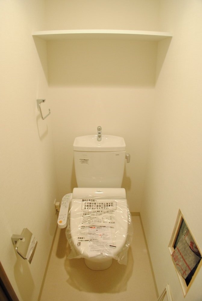 トイレ　レジデンス南森町　温水洗浄便座