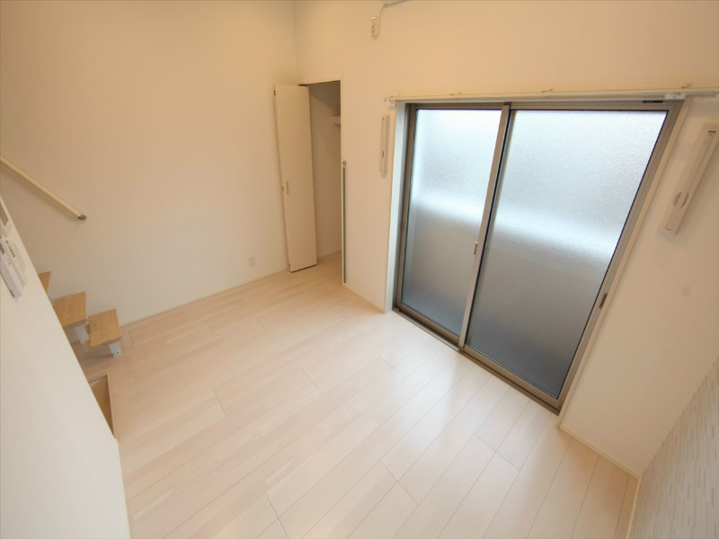 バルコニー　洋室6.5帖　ロフト6.3帖（収納にも寝室にも使えます）