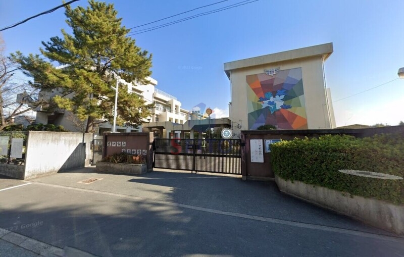 中学校　豊中市立第三中学校（中学校）まで964m