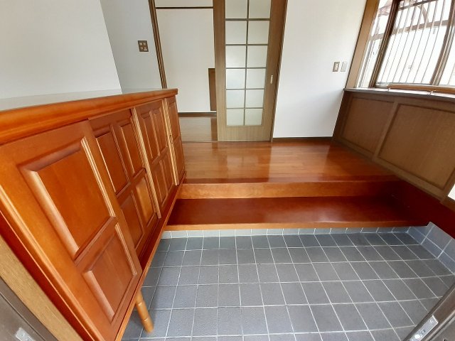 玄関　※過去の室内写真のため現況と異なる場合があります