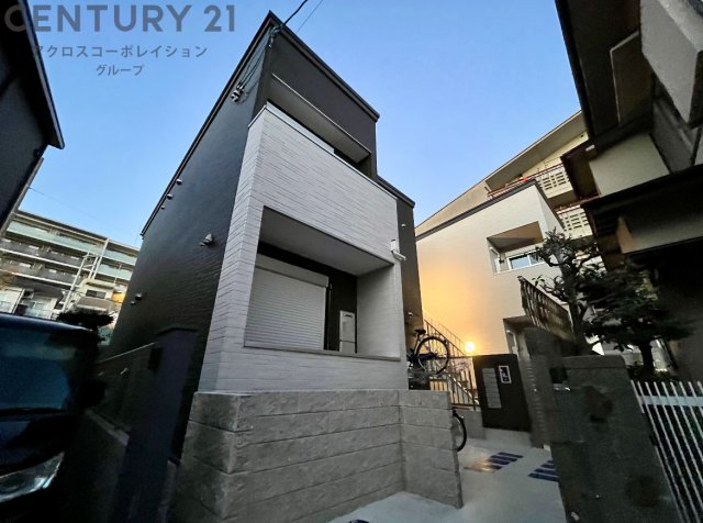 建物外観　オートロックで外部の人間が簡単に出入りできないため安心です。