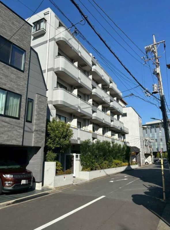 建物外観　白色を基調とした明るい印象のマンションです。