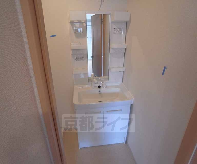 その他設備　きれいな独立洗面台です。