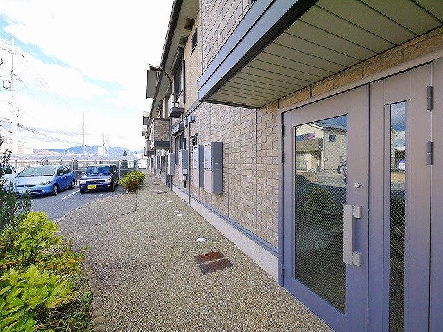 エントランス　落ち着いたエントランスです