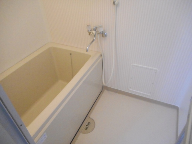 バス・シャワールーム　清潔感のあるバスルーム