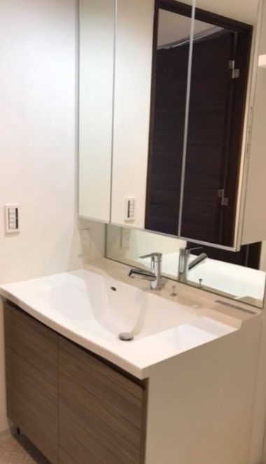 洗面設備　独立洗面台、朝の身支度には欠かせません