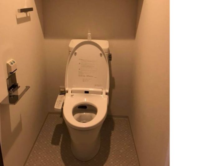 トイレ　落ち着いた色調のトイレです