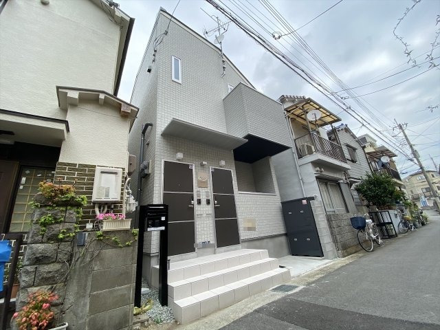 建物外観　外壁タイル貼りのおしゃれな外観です。