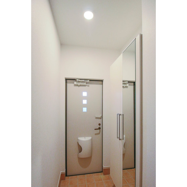 玄関　同じ建物の別の部屋