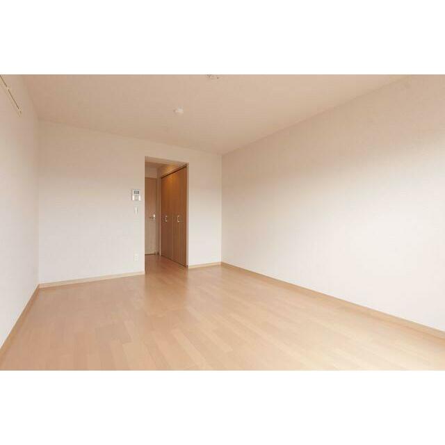 居室・リビング　洋室入口の廊下部分に面して収納を設けてあります。これにより、