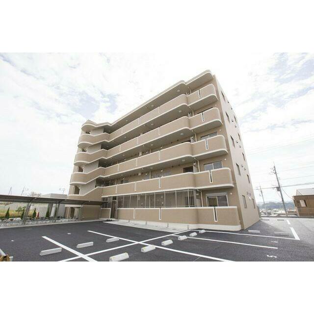 その他　外廊下や階段の手摺はアールを用いており、外壁もシャープなデザ