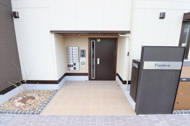 エントランス　エントランスはオートロック付です