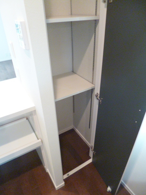 その他　★キッチンには棚収納あり★