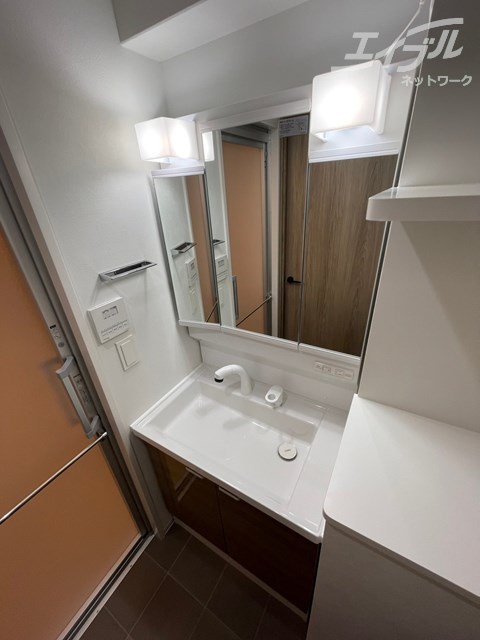 洗面設備　洗面所収納スペース多いです。