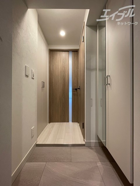 玄関　玄関収納スペースあります。