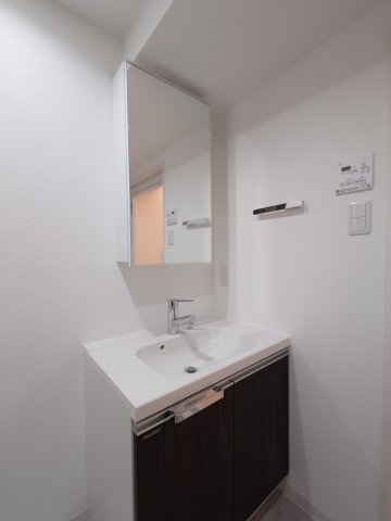 洗面設備　独立洗面台あり、毎朝おしゃれに忙しい女性の方におすすめです