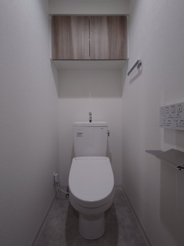 トイレ　落ち着いた色調のトイレです