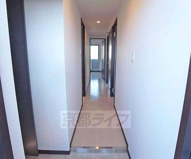 玄関　すらっと長い玄関と廊下です。