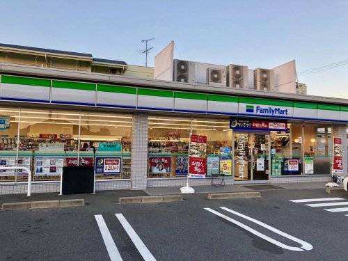 コンビニ　ファミリーマート 名西稲生店（コンビニ）まで411m