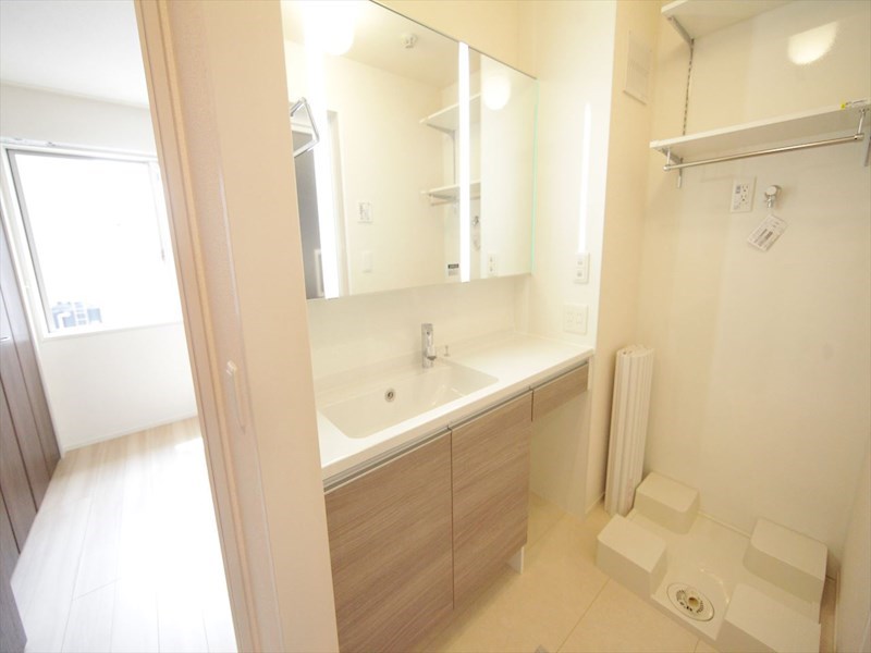 洗面設備　脱衣所　独立洗面台（シャンプードレッサー付）収納スペース有