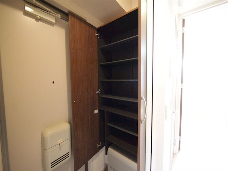 玄関　玄関　シューズボックス　姿見鏡付き（収納充実してます）