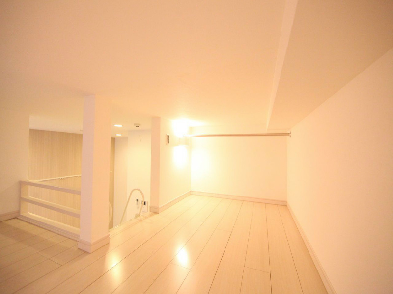 収納　ロフトにハンガーパイプ