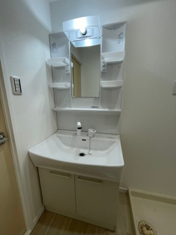 洗面設備　独立洗面台あり、毎朝おしゃれに忙しい女性の方におすすめです