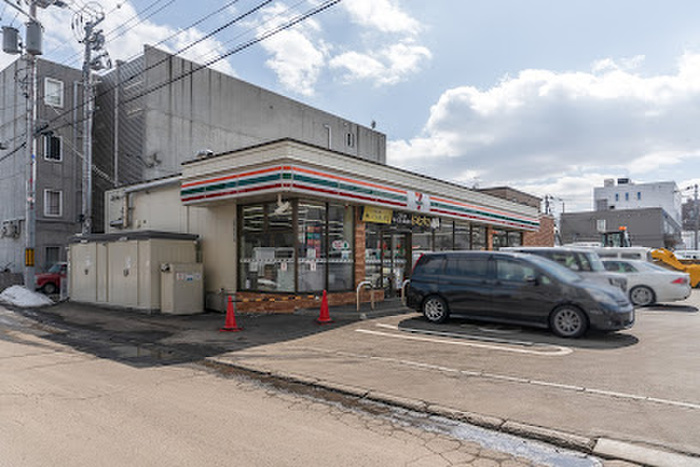 コンビニ　セブンイレブン（コンビニ）まで30m