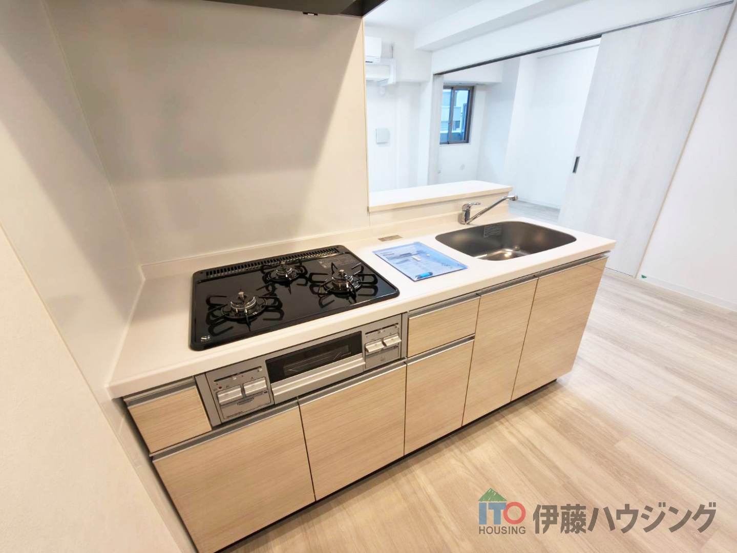 キッチン　同間取りの別部屋の写真です。色合い等違う場合がございます。