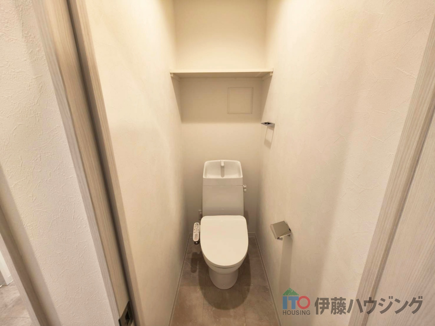 トイレ　同間取りの別部屋の写真です。色合い等違う場合がございます。