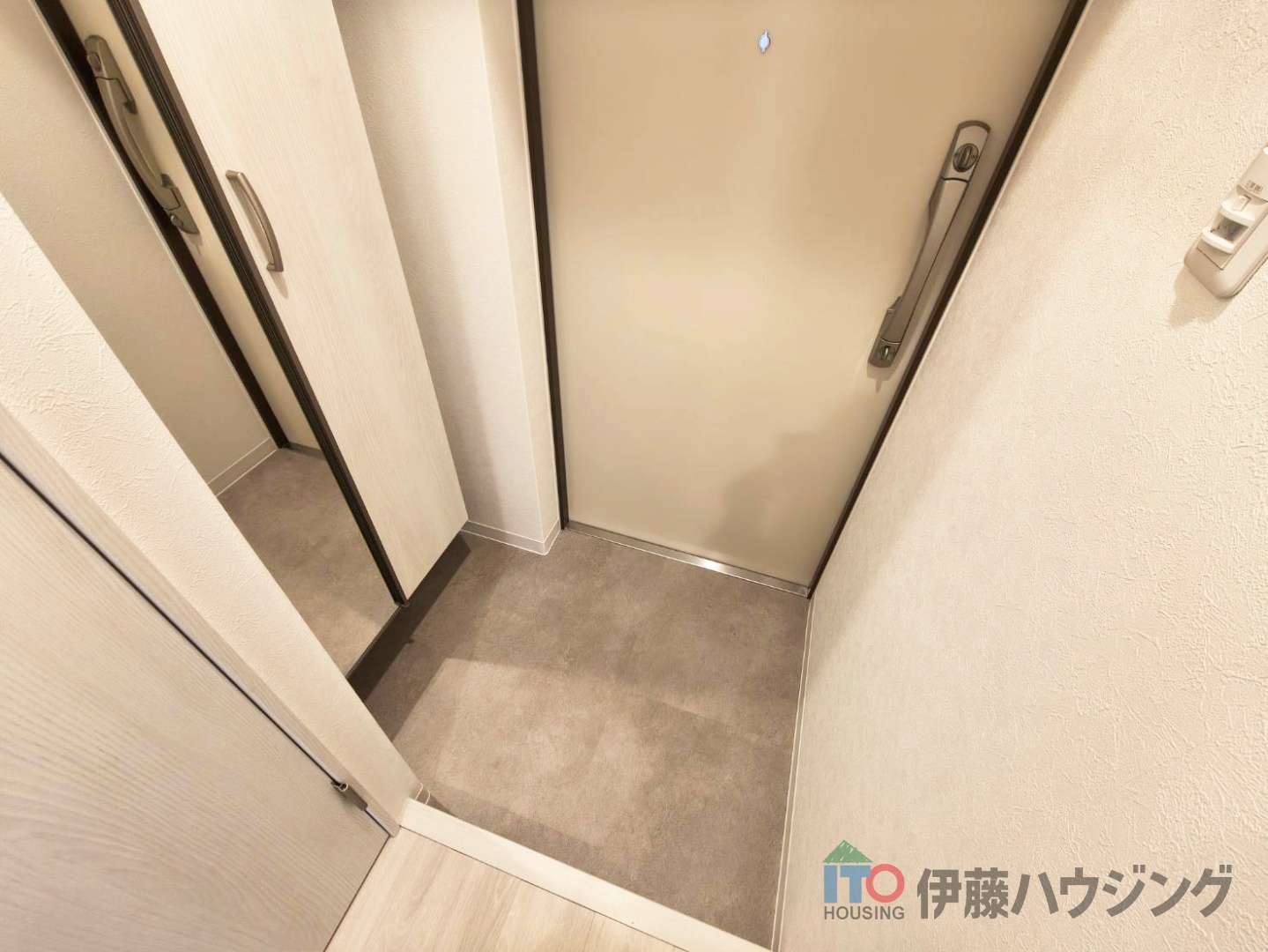 玄関　同間取りの別部屋の写真です。色合い等違う場合がございます。