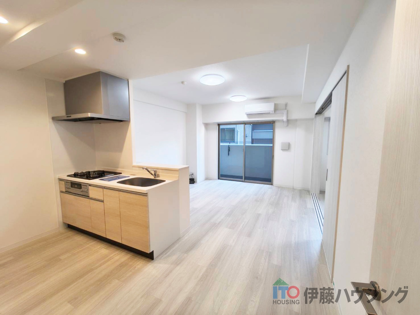 居室・リビング　同間取りの別部屋の写真です。色合い等違う場合がございます。