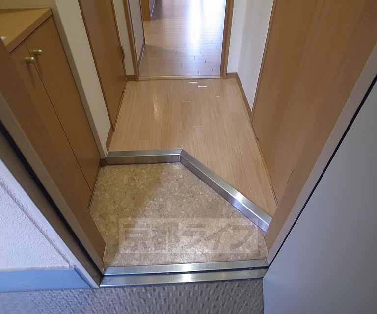 玄関　木目調のおしゃれな玄関です。