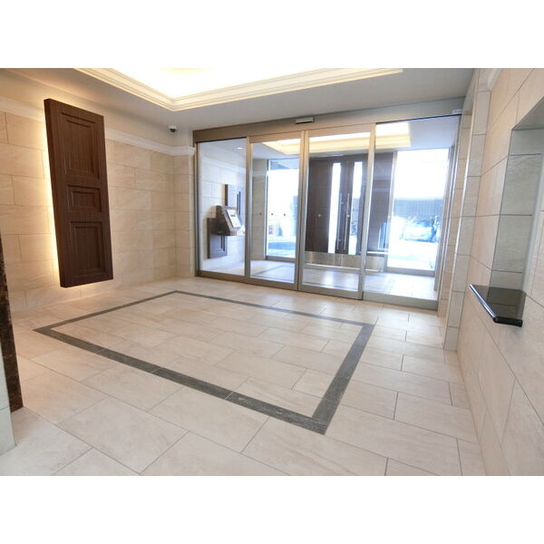 エントランス　スタイリッシュなエントランスです。