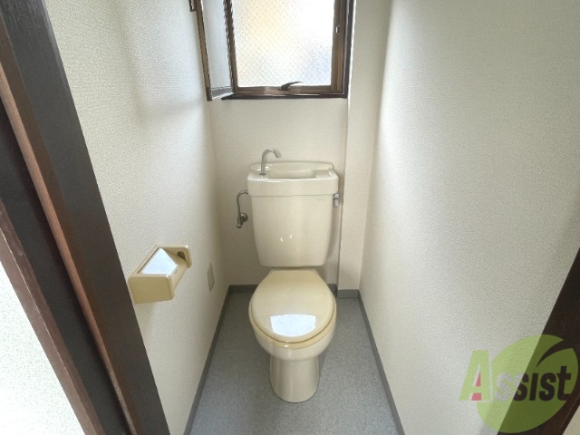 トイレ　シンプルなトイレには、小窓が付いております。