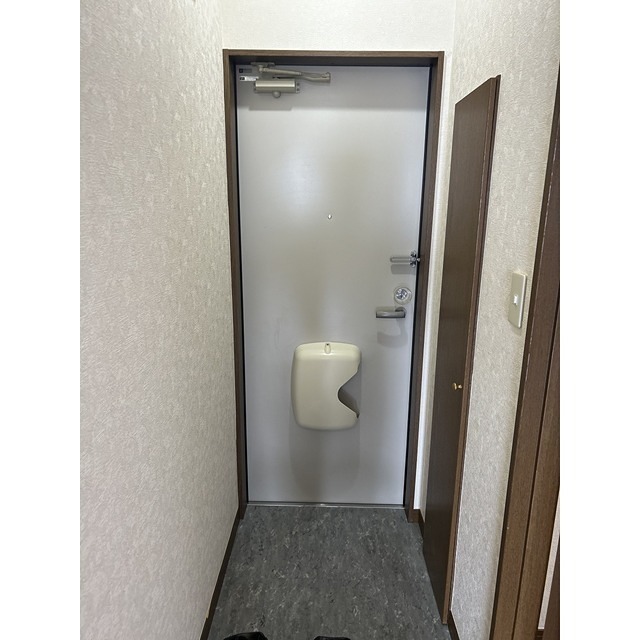 玄関　同建物の別部屋の写真です。。