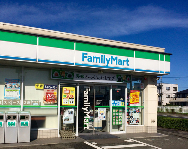 コンビニ　ファミリーマート日野上田店（コンビニ）まで381m