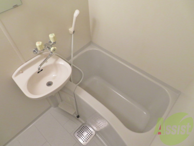 バス・シャワールーム　お風呂はこちらのユニットバスになりますねー。