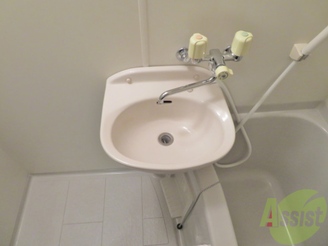 洗面設備　こちらのコンパクトな洗面台朝の支度に役に立ちますね