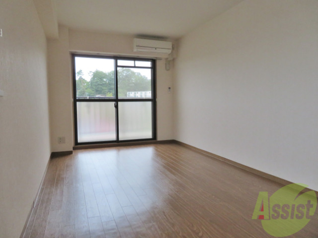 居室・リビング　こちらは東向きの明るいお部屋になりますね