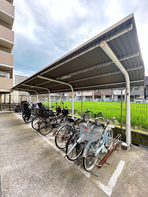 その他共有部分　屋根付き駐輪場。大事な自転車も雨でも安心♪