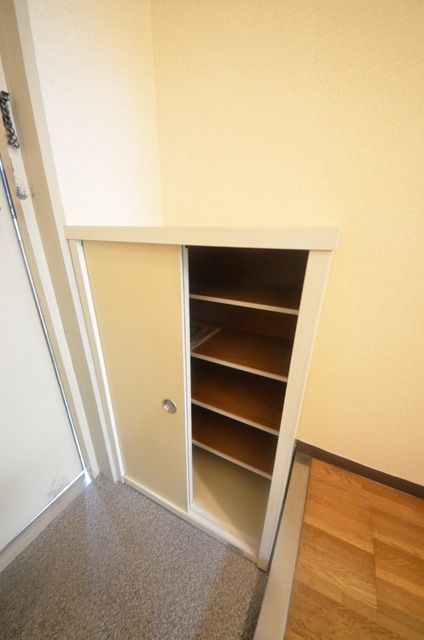 玄関　☆靴は靴箱にしまいましょう☆