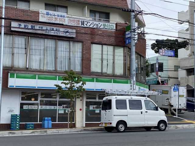 コンビニ　ファミリーマート（コンビニ）まで618m
