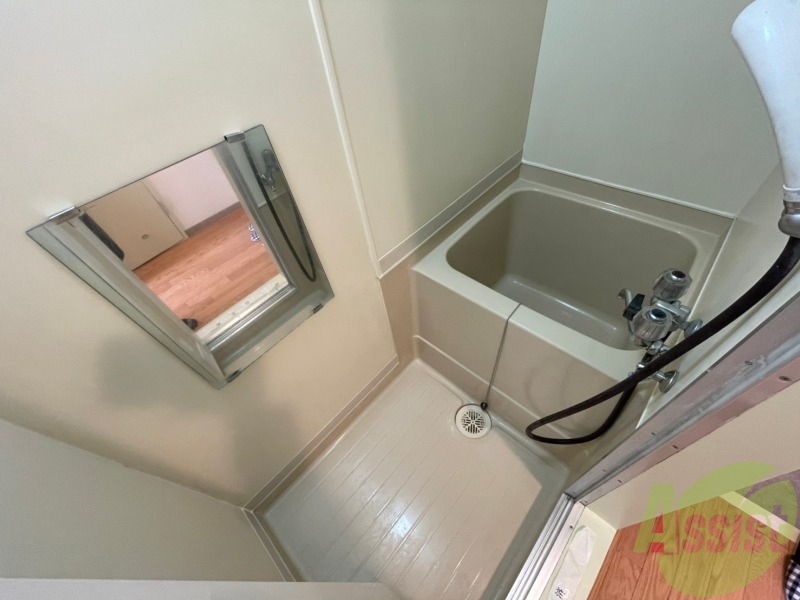 バス・シャワールーム　こちらはお風呂。一日の疲れをここで癒してください。